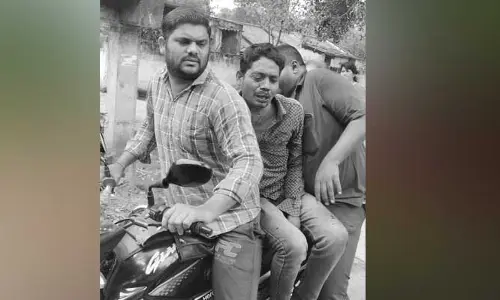 electric shock : మున్సిపల్ కార్మికుడికి విద్యుత్ షాక్..