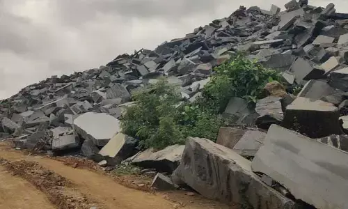 ప్రభుత్వ భూమిలో అక్రమ డంపింగ్​..!