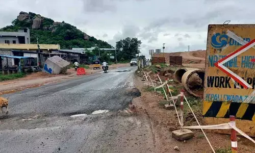 Highway construction : అటుబండ - ఇటు గొయ్యి..