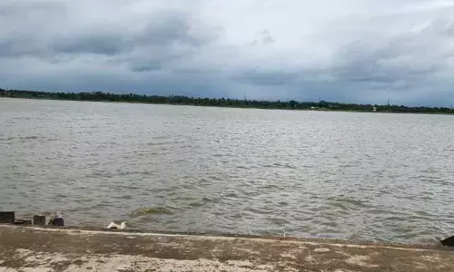 Godavari : పొంగుతున్న గోదావరి...