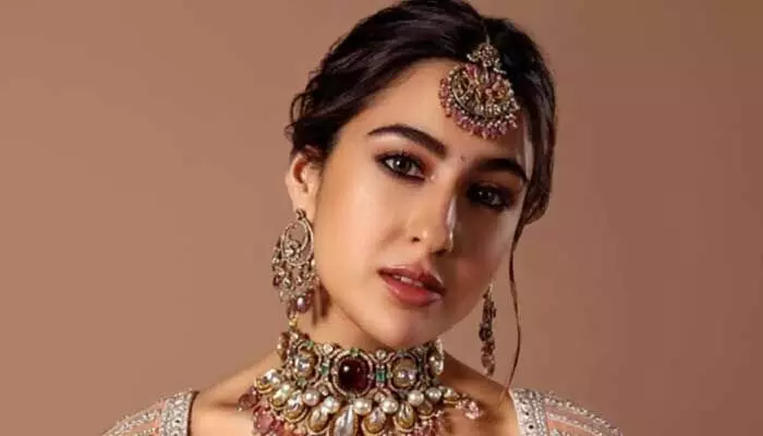 Sara Ali Khan: విమానంలో స్టార్ హీరోయిన్కు చేదు అనుభవం.. నెట్టింట వైరల్ అవుతున్న వీడియో Sara Ali Khan: విమానంలో స్టార్ హీరోయిన్కు చేదు అనుభవం.. నెట్టింట వైరల్ అవుతున్న వీడియో