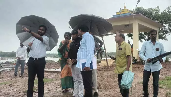 Godavari : గోదావరి పరివాహక గ్రామాలను అప్రమత్తం చేసిన.. కలెక్టర్ సత్యప్రసాద్.. Godavari : గోదావరి పరివాహక గ్రామాలను అప్రమత్తం చేసిన.. కలెక్టర్ సత్యప్రసాద్..