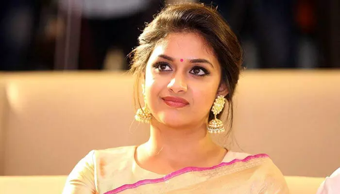 Keerthy Suresh: చైల్డ్హుడ్ ఫ్రెండ్తో కీర్తి సురేశ్ పెళ్లి.. క్లారిటీ ఇచ్చేసిన బ్యూటీ! Keerthy Suresh: చైల్డ్హుడ్ ఫ్రెండ్తో కీర్తి సురేశ్ పెళ్లి.. క్లారిటీ ఇచ్చేసిన బ్యూటీ!