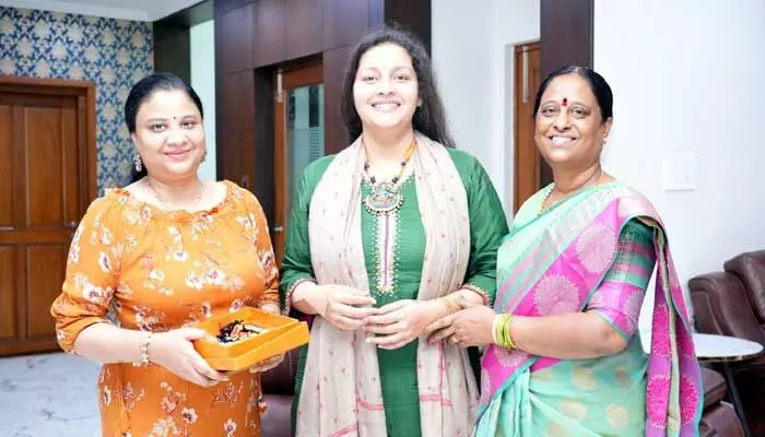 Renu Desai: పవన్ కల్యాణ్ మాజీ భార్యకు మంత్రి కొండా సురేఖ అదిరిపోయే గిఫ్ట్ Renu Desai: పవన్ కల్యాణ్ మాజీ భార్యకు మంత్రి కొండా సురేఖ అదిరిపోయే గిఫ్ట్