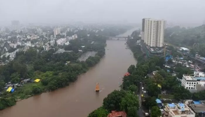 Heavy Rains: పూణెలో భారీ వర్షాలకు నలుగురు మృతి Heavy Rains: పూణెలో భారీ వర్షాలకు నలుగురు మృతి