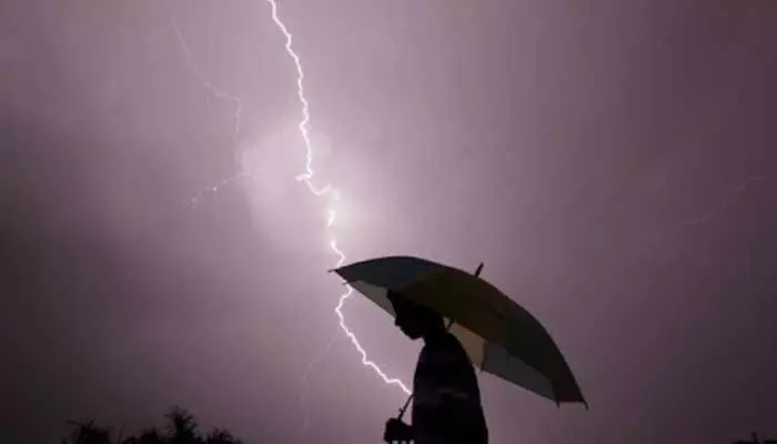 వర్షం పడినప్పుడు ఆకాశంలో మెరుపులు ఎందుకు వస్తాయో తెలుసా? వర్షం పడినప్పుడు ఆకాశంలో మెరుపులు ఎందుకు వస్తాయో తెలుసా?