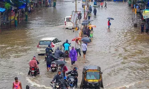 Mumbai Rains:ముంబాయిలో  ముంచెత్తుతున్న భారీ వర్షం.. రెడ్ అలర్ట్ జారీ