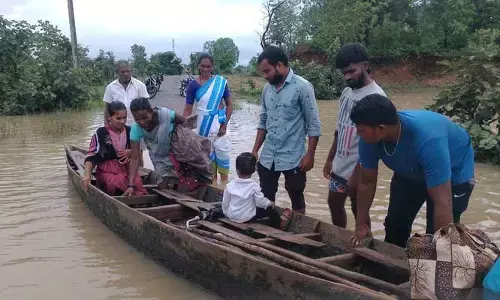 Flood Effect : గర్భిణీలకు తప్పని జలగండం.. నాటు పడవల్లో  తరలింపు