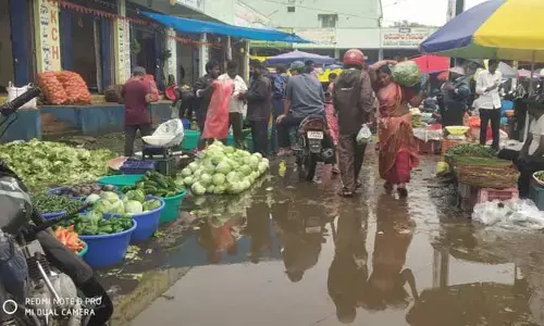 Model Market : బురదమయంగా లక్ష్మీపురం మార్కెట్‌..నీరుగారిన లక్ష్యం!