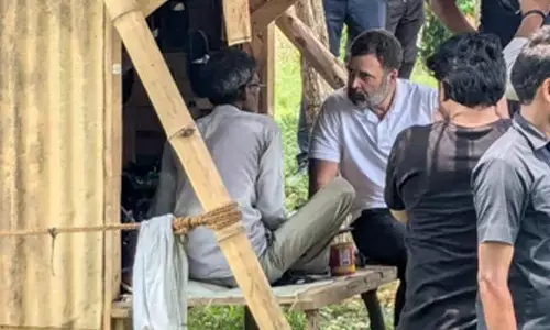 Rahul Gandhi : కోర్టుకు హాజరైన రాహుల్ గాంధీ.. కాసేపు చెప్పులు కుట్టే వ్యక్తితో ముచ్చట్లు