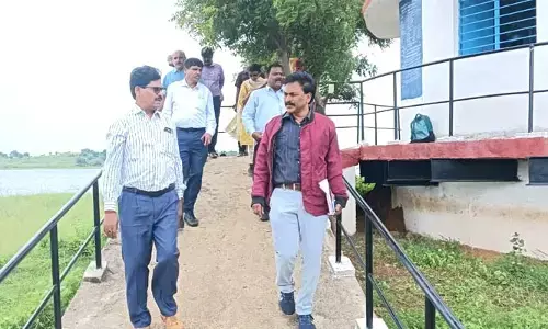 Irrigation Officers : ఇరిగేషన్ కార్యాలయంను సందర్శించిన నీటి పారుదల శాఖ చీఫ్ ఇంజనీర్  ధర్మ