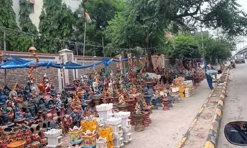 Footpaths : ఫుట్ పాత్ లు కబ్జాలు, ఇబ్బందుల్లో పాదచారులు..
