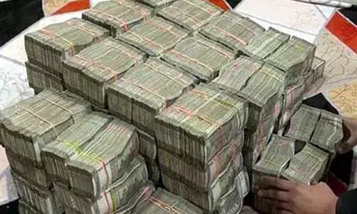Breaking: ఏటీఎం డబ్బులు రూ.2.4 కోట్లతో వ్యక్తి పరారీ