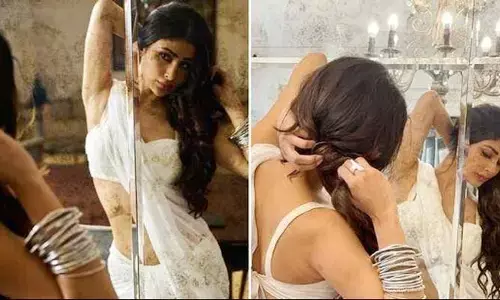 తెల్ల చీరపై మరకలతో అందాల ట్రీట్ ఇచ్చిన నాగిని బ్యూటీ.. అలా కామెంట్ చేసిన హీరోయిన్!