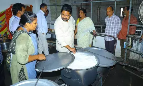 Quality food : విద్యార్థులకు నాణ్యమైన భోజనం అందించాలి..