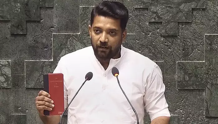 Lok Sabha: విమాన చార్జీల నియంత్రణకు లోక్సభలో తీర్మానాన్ని ప్రవేశపెట్టిన కాంగ్రెస్ ఎంపీ Lok Sabha: విమాన చార్జీల నియంత్రణకు లోక్సభలో తీర్మానాన్ని ప్రవేశపెట్టిన కాంగ్రెస్ ఎంపీ