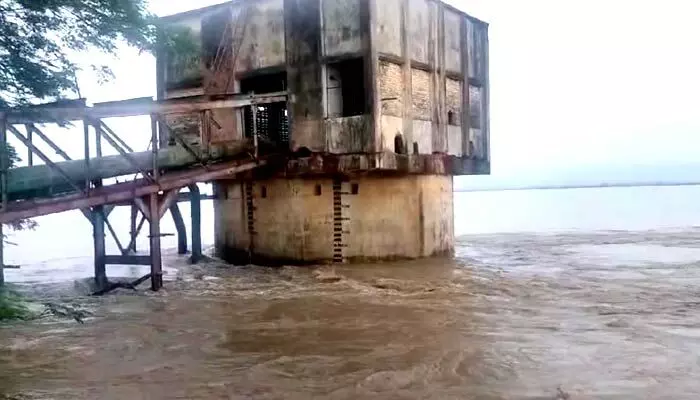 Godavari : మూడో ప్రమాద హెచ్చరికకు దగ్గర్లో గోదావరి Godavari : మూడో ప్రమాద హెచ్చరికకు దగ్గర్లో గోదావరి