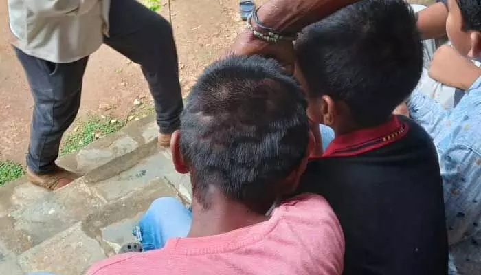 teacher suspended : విద్యార్థుల జుట్టు కత్తిరించిన ఉపాధ్యాయురాలు.. teacher suspended : విద్యార్థుల జుట్టు కత్తిరించిన ఉపాధ్యాయురాలు..