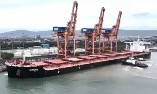 Vishaka Port : విశాఖ పోర్టుకు భారీ నౌక
