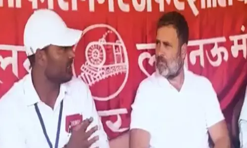 Rahul Gandhi: యూపీలోని సుల్తాన్‌పూర్‌లో లోకో పైలట్‌లతో రాహుల్ గాంధీ భేటీ