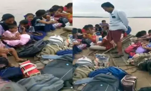 భారీగా వరద .. పడవలపై స్కూళ్లకు విద్యార్థులు