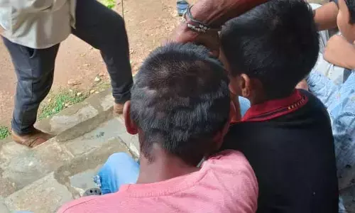 teacher suspended : విద్యార్థుల జుట్టు కత్తిరించిన ఉపాధ్యాయురాలు..