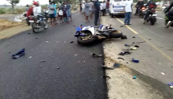 Breaking: కాకినాడ జిల్లాలో రోడ్డు ప్రమాదం.. ముగ్గురు స్పాట్ డెడ్ Breaking: కాకినాడ జిల్లాలో రోడ్డు ప్రమాదం.. ముగ్గురు స్పాట్ డెడ్