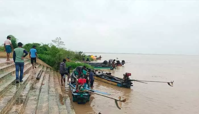 Teak thieves : గోదావరిలో టేకు దొంగలు.. Teak thieves : గోదావరిలో టేకు దొంగలు..