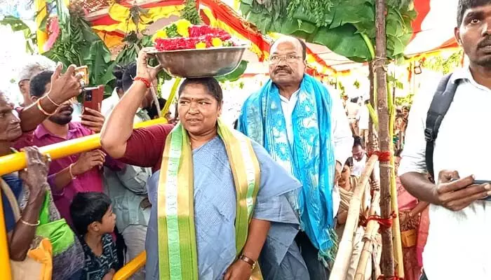 Minister Sitakka : ఖిలా మైసమ్మ దేవాలయంలో మంత్రి సీతక్క పూజలు Minister Sitakka : ఖిలా మైసమ్మ దేవాలయంలో మంత్రి సీతక్క పూజలు