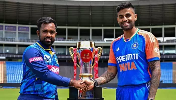 SL vs IND: టాస్ గెలిచిన భారత్.. జట్టులోకి సంజు శాంసన్ SL vs IND: టాస్ గెలిచిన భారత్.. జట్టులోకి సంజు శాంసన్