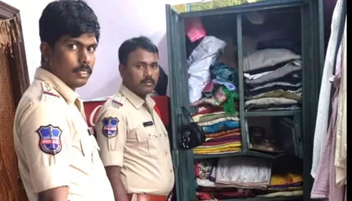 theft : ఇంటి తలుపులు పగులగొట్టి చోరీ theft : ఇంటి తలుపులు పగులగొట్టి చోరీ