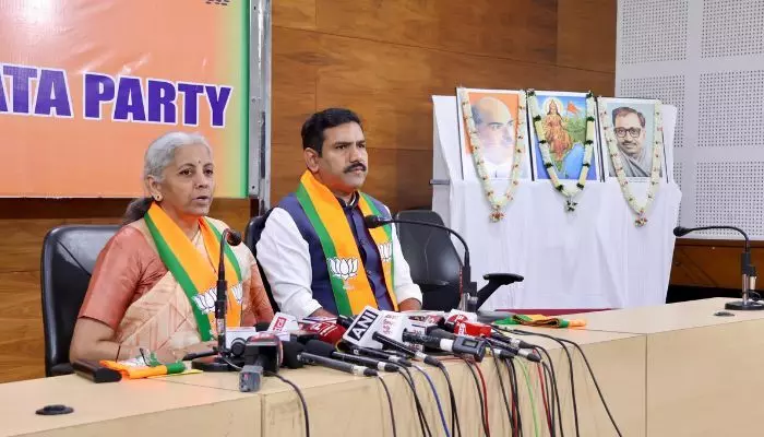 Sitharaman : నేను రాజీనామా చేయాలా ?.. సీఎం సిద్ధరామయ్యపై ఆర్థికమంత్రి నిర్మల ఫైర్ Sitharaman : నేను రాజీనామా చేయాలా ?.. సీఎం సిద్ధరామయ్యపై ఆర్థికమంత్రి నిర్మల ఫైర్