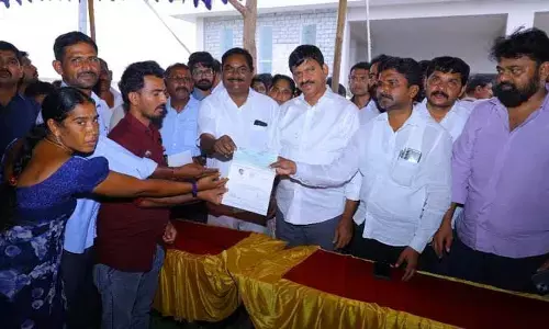 Minister Ponguleti : సీఎం రిలీఫ్ ఫండ్ చెక్కులను పంపిణీ చేసిన మంత్రి పొంగులేటి..