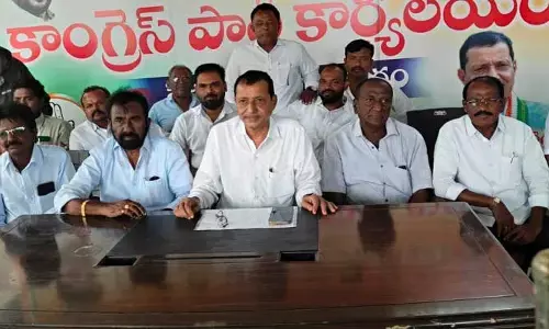 Congress Sirisilla Incharge : నౌకరీ పోతదని కేసీఆర్ అసెంబ్లీకి వచ్చిండు..