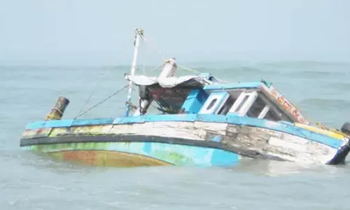 Boat Accident: కోనసీమ జిల్లాలో తీవ్ర విషాదం.. గోదావరిలో పడవ బోల్తా, ఆరుగురు గల్లంతు!