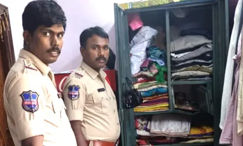 theft : ఇంటి తలుపులు పగులగొట్టి చోరీ