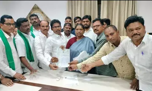 Minister Sitakka : ఆదివాసీ సమస్యల పై మంత్రికి వినతి..