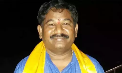 BREAKING: మంత్రిపై దాడి చేసిన ఎద్దు.. తృటిలో తప్పిన ప్రమాదం, స్వల్ప గాయాలు