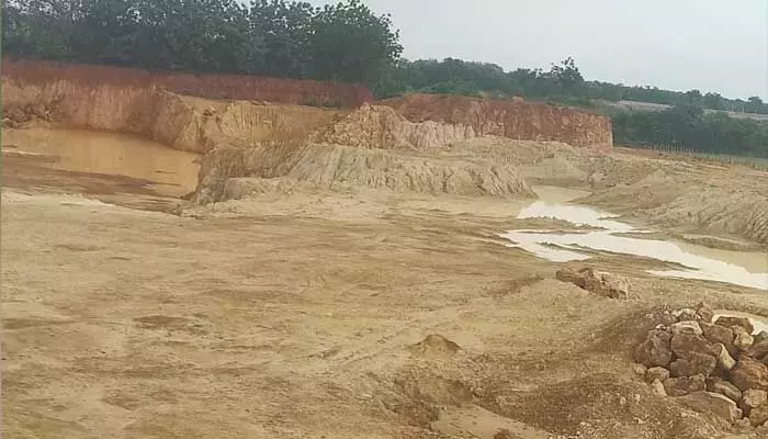 Lokayukta : గుట్టలు కొల్లగొట్టి కోట్ల రూపాయలు స్వాహా.. Lokayukta : గుట్టలు కొల్లగొట్టి కోట్ల రూపాయలు స్వాహా..