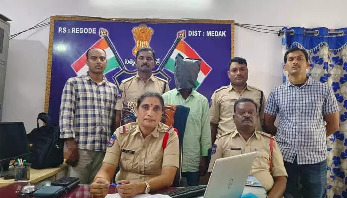 Theft : ఆన్లైన్ గేమ్ కోసం రూ. 2.10లక్షలు చోరీ చేసిన వీఆర్ఏ Theft : ఆన్లైన్ గేమ్ కోసం రూ. 2.10లక్షలు చోరీ చేసిన వీఆర్ఏ