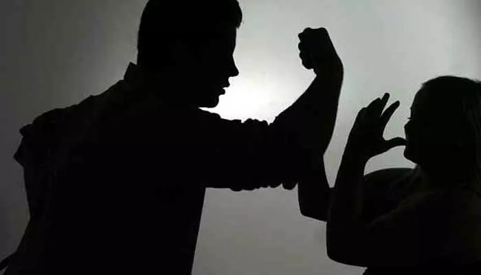 తండ్రి దారుణం: 11 ఏళ్ల క్రితం భార్య.. ఇప్పుడు కూతురు..! తండ్రి దారుణం: 11 ఏళ్ల క్రితం భార్య.. ఇప్పుడు కూతురు..!