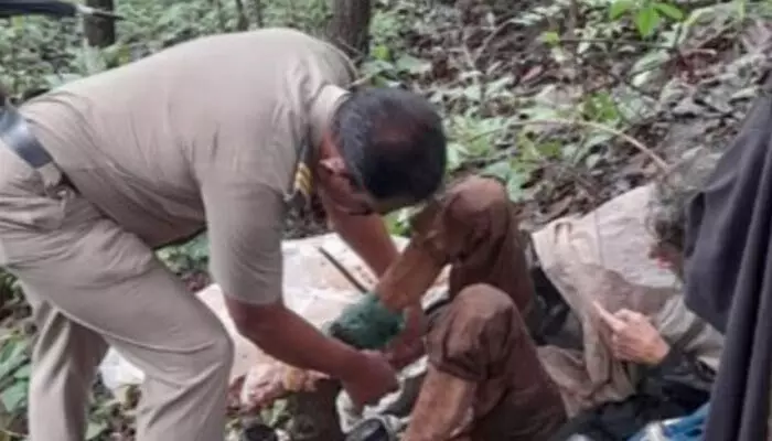 Woman Found Chained: అడవిలో గొలుసులతో బంధీగా మహిళ.. రక్షించిన గొర్రెల కాపరి Woman Found Chained: అడవిలో గొలుసులతో బంధీగా మహిళ.. రక్షించిన గొర్రెల కాపరి