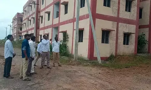Former ZPTC : అసంపూర్తిగా ఉన్న డబుల్ బెడ్ రూమ్ ఇండ్ల పరిశీలన..