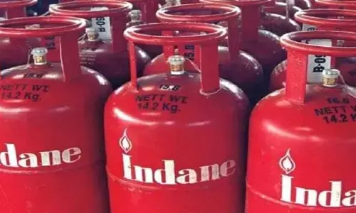 Gas Dealers : అదనపు దోపిడీ.. ఇండేన్, భారత్ గ్యాస్ డీలర్ల బాగోతం..