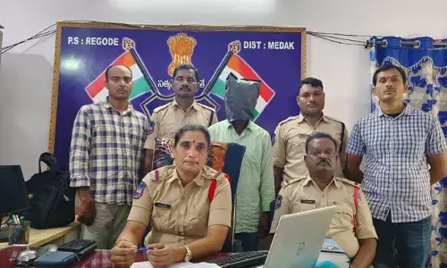Theft : ఆన్‌లైన్ గేమ్  కోసం రూ. 2.10లక్షలు చోరీ చేసిన వీఆర్ఏ