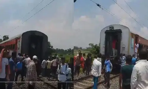 Train Accedent: రెండుగా విడిపోయిన ఎక్స్ ప్రెస్ రైలు.. తప్పిన పెను ప్రమాదం