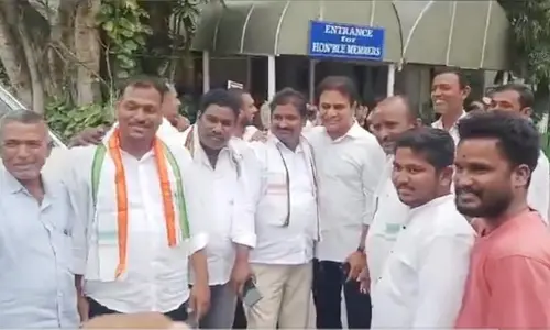 TG Assembly : ఫోటోలకు నో పాలిటిక్స్! కేటీఆర్‌తో ఫోటోలు దిగిన కాంగ్రెస్ కార్యకర్తలు