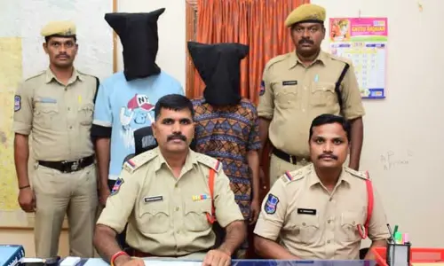 Police officers : గంజాయి కేసులో ఇద్దరు నిందితులు అరెస్ట్.. రిమాండ్ కి తరలింపు..