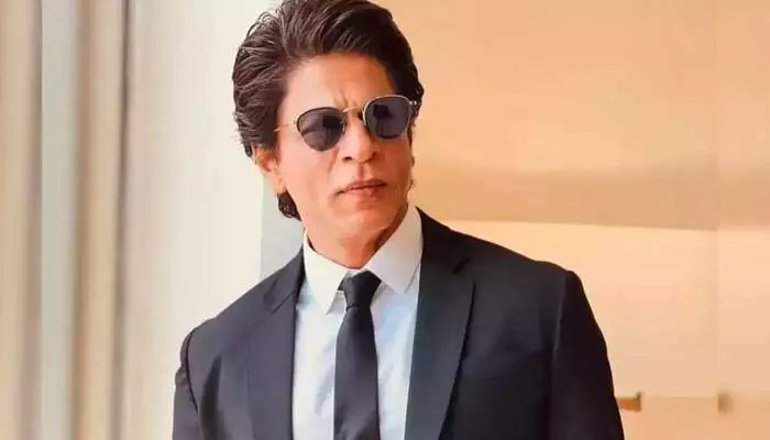 Shah Rukh Khan: చికిత్స కోసం అమెరికాకు పయనం అయిన షారుఖ్ ఖాన్.. ఆందోళనలో ఫ్యాన్స్! Shah Rukh Khan: చికిత్స కోసం అమెరికాకు పయనం అయిన షారుఖ్ ఖాన్.. ఆందోళనలో ఫ్యాన్స్!