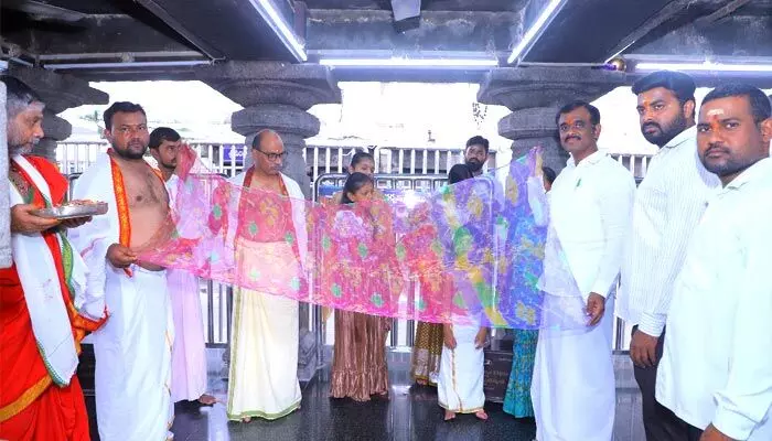 gift : రాజన్నకు అగ్గిపెట్టెలో ఇమిడే చీర బహుమానం gift : రాజన్నకు అగ్గిపెట్టెలో ఇమిడే చీర బహుమానం